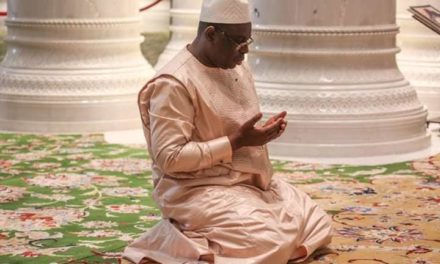 Abu Dhabi : Macky Sall se recueille à la mosquée Cheikh Zayed