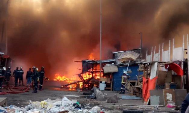 Un violent incendie ravage plusieurs cantines à Petersen