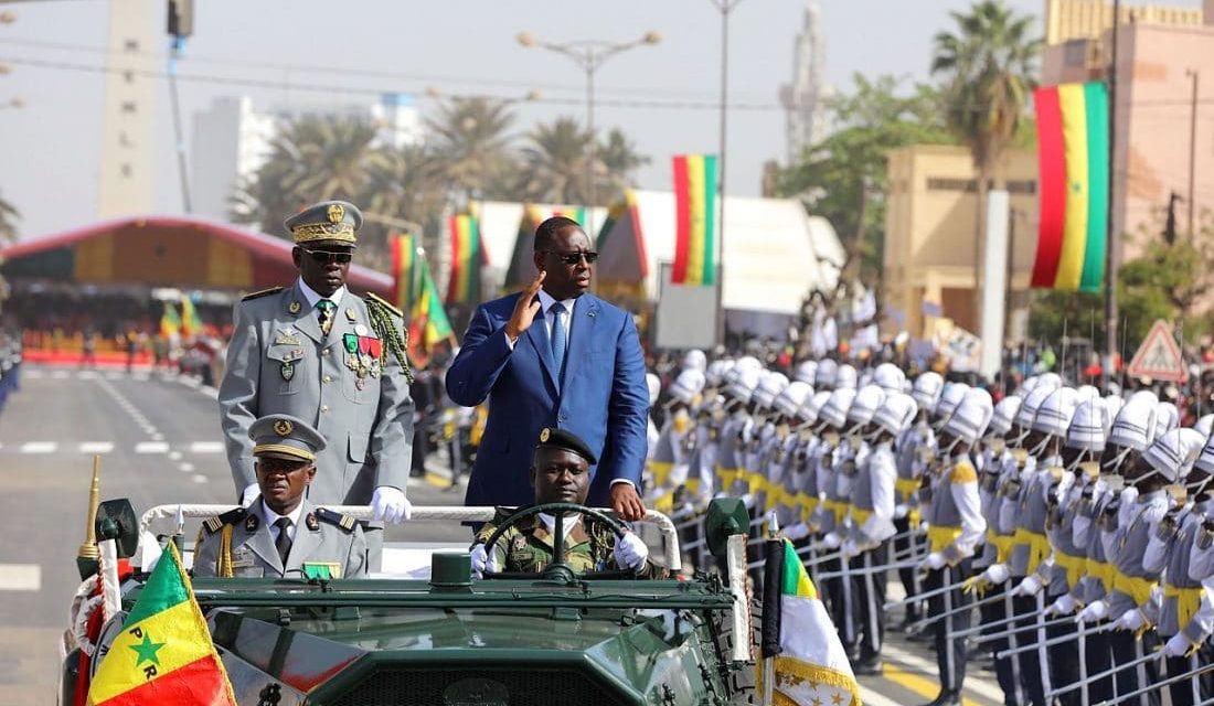 Satisfait du déroulement du défilé, le Président Sall réaffirme sa détermination à renforcer la sécurité