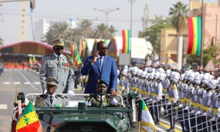 Satisfait du déroulement du défilé, le Président Sall réaffirme sa détermination à renforcer la sécurité