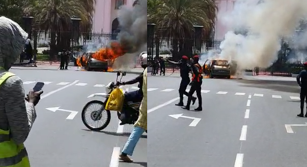 Une voiture de touristes prend feu devant le palais