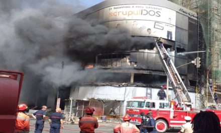 Le magasin Scupuldos en flammes depuis 2 heures du matin (vidéo)