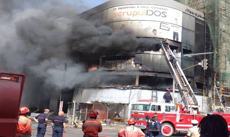 Le magasin Scupuldos en flammes depuis 2 heures du matin (vidéo)