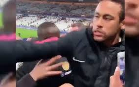 Agacé, Neymar frappe un supporter