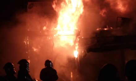 En Images - Incendie au marché Sandaga : plusieurs cantines ravagées 