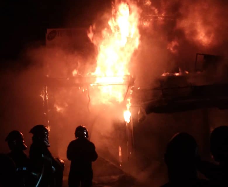 En Images - Incendie au marché Sandaga : plusieurs cantines ravagées 