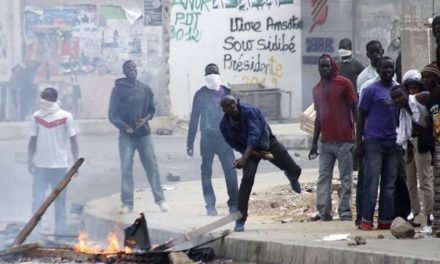 UCAD – Les étudiants barrent l’avenue Cheikh  Anta Diop