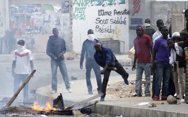 UCAD – Les étudiants barrent l’avenue Cheikh  Anta Diop