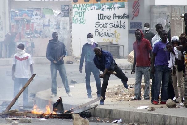 UCAD – Les étudiants barrent l’avenue Cheikh  Anta Diop