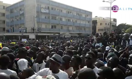 Vidéo - Manif de Aar Li Nu Bokk : les politiciens virés de l’estrade