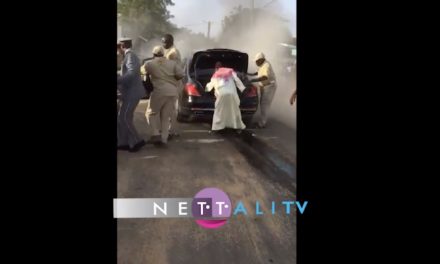 Vidéo - Le véhicule de Macky Sall prend feu