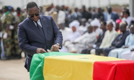 Macky décore Tanor à titre posthume