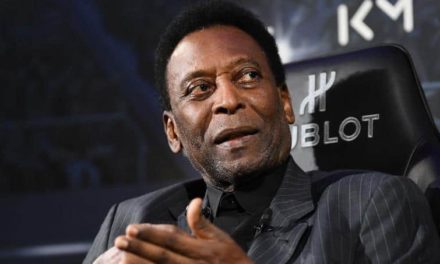 Pelé sous le charme des «Lions» du Sénégal