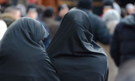 Panique à Dakar : Comment 2 jeunes hommes, habillés de «Burqa», ont été arrêtés à la sortie d’une mosquée