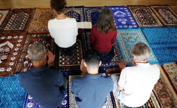 Pour la première fois en France, l’imam est une femme