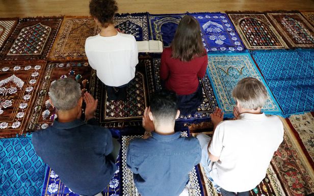 Pour la première fois en France, l’imam est une femme