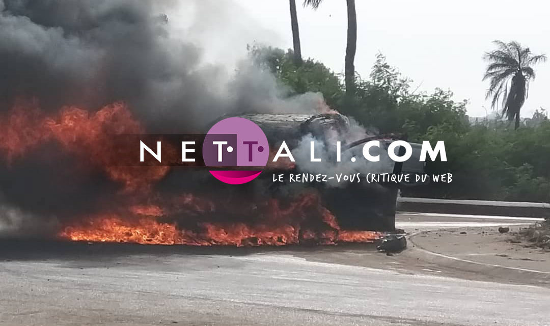 Vidéo - Rond point cité Lobatt Pikine : Une voiture prend feu