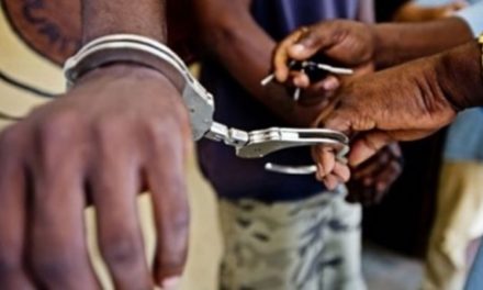 SANDAGA - Des détenus s'extirpent de la voiture pénitentiaire et disparaissent