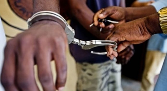 SANDAGA - Des détenus s'extirpent de la voiture pénitentiaire et disparaissent