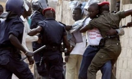 COUVRE-FEU  - La police promet de punir les "interventions excessives" de ses hommes