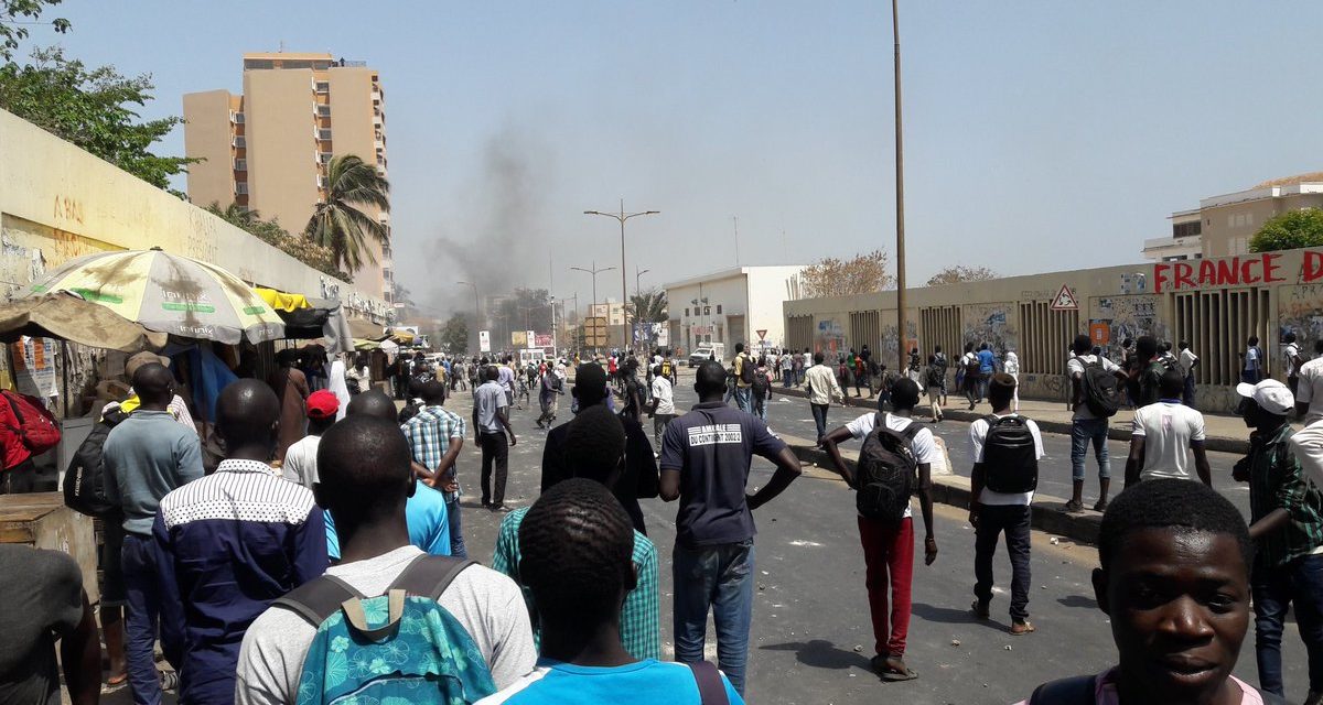 POUR LA LIBERATION DE GUY MARIUS SAGNA  - Des étudiants bloquent l'avenue Cheikh Anta Diop