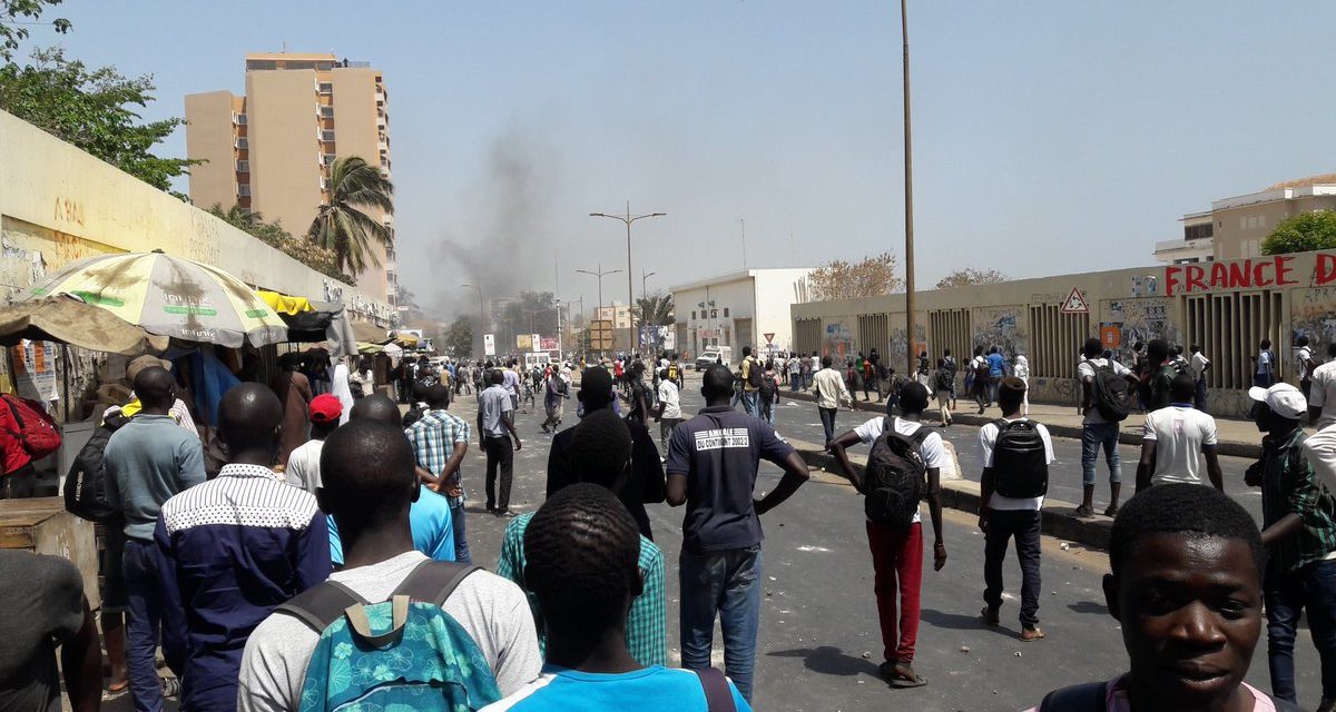 MANIF - Les étudiants "mettent le feu" à l'Ucad