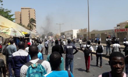 POUR LA LIBERATION DE GUY MARIUS SAGNA  - Des étudiants bloquent l'avenue Cheikh Anta Diop