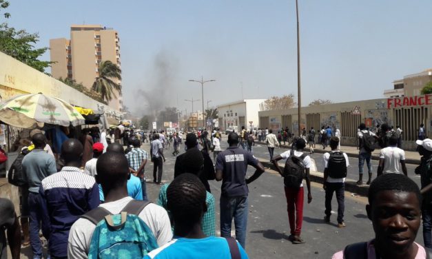 MANIF - Les étudiants "mettent le feu" à l'Ucad