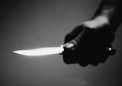 MEURTRE A BIGNONA - Papo plante des coups de couteau dans le ventre de son père