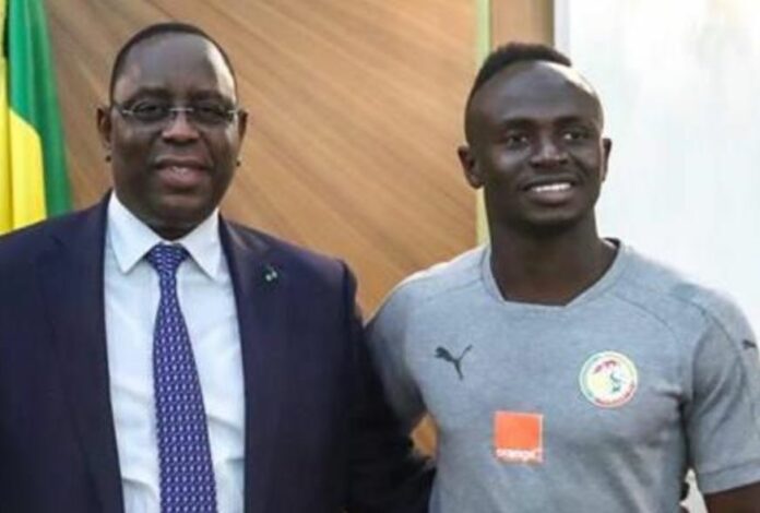 LONDRES  - Sadio Mané présente son trophée à Macky Sall