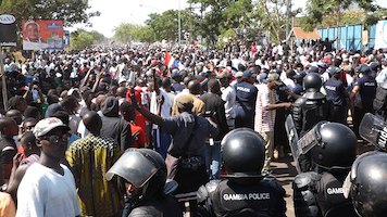 GAMBIE - Chaudes empoignades entre populations et forces de l'ordre