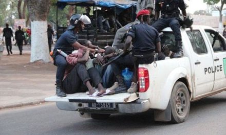 SIT-IN A MBACKE - "And Sopi Ndoxu Mbacké" envahit la direction de Sen'Eau, des manifestants interpellés