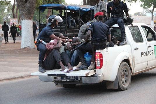 SIT-IN A MBACKE - "And Sopi Ndoxu Mbacké" envahit la direction de Sen'Eau, des manifestants interpellés