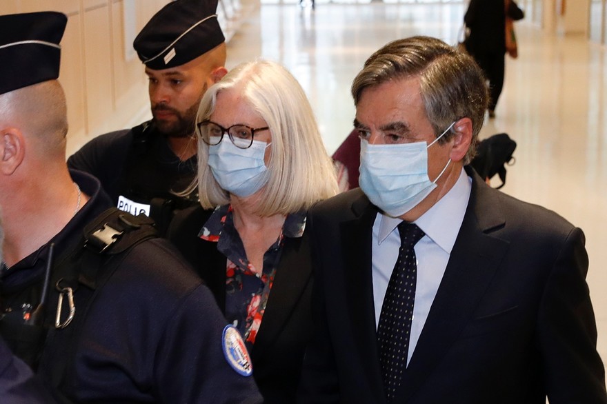 EMPLOIS FICTIFS - François Fillon jugé coupable et condamné à cinq ans de prison, dont deux ferme
