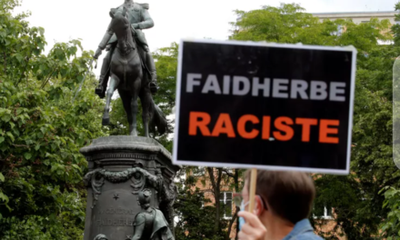 LILLE - Des Français manifestent pour le retrait de la statue de Faidherbe