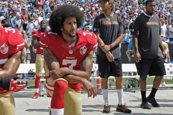 UN GENOU A TERRE POUR PROTESTER CONTRE LE RACISME -  Qu'est devenu Kaepernick ?