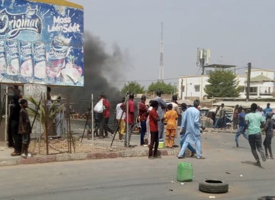 CONTRECOUPS DU COUVRE-FEU – Des transporteurs manifestent à Touba et à Tivaouane