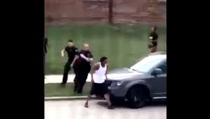 ÉTATS-UNIS - Des policiers tirent à bout portant sur un homme noir, émeutes dans le Wisconsin