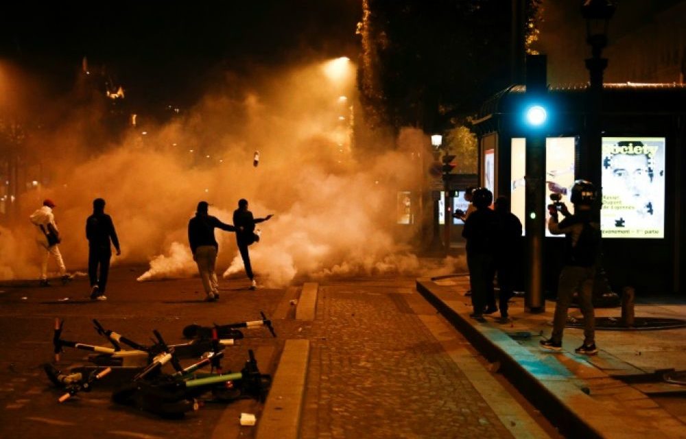 INCIDENTS A PARIS APRES LA DEFAITE DU PSG – Plus de 150 personnes en garde à vue, critiques à droite