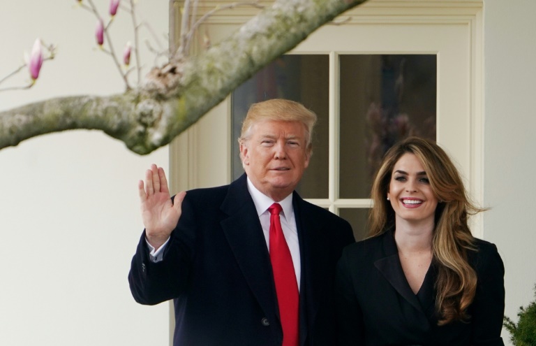 SOUPÇONNEE D'AVOIR TRANSMIS LE COVID A TRUMP - Qui est Hope Hicks ?