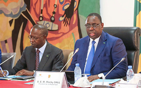 PRESSE EN LIGNE - Macky Sall exige une régulation