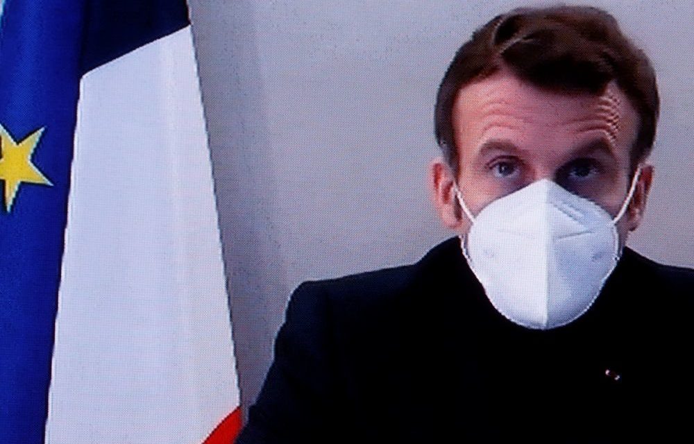 Malade du COVID-19, Macron préside le dernier conseil des ministres de 2020