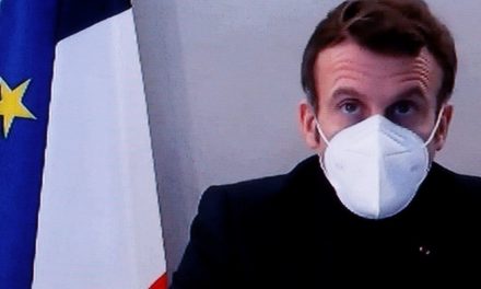 Malade du COVID-19, Macron préside le dernier conseil des ministres de 2020
