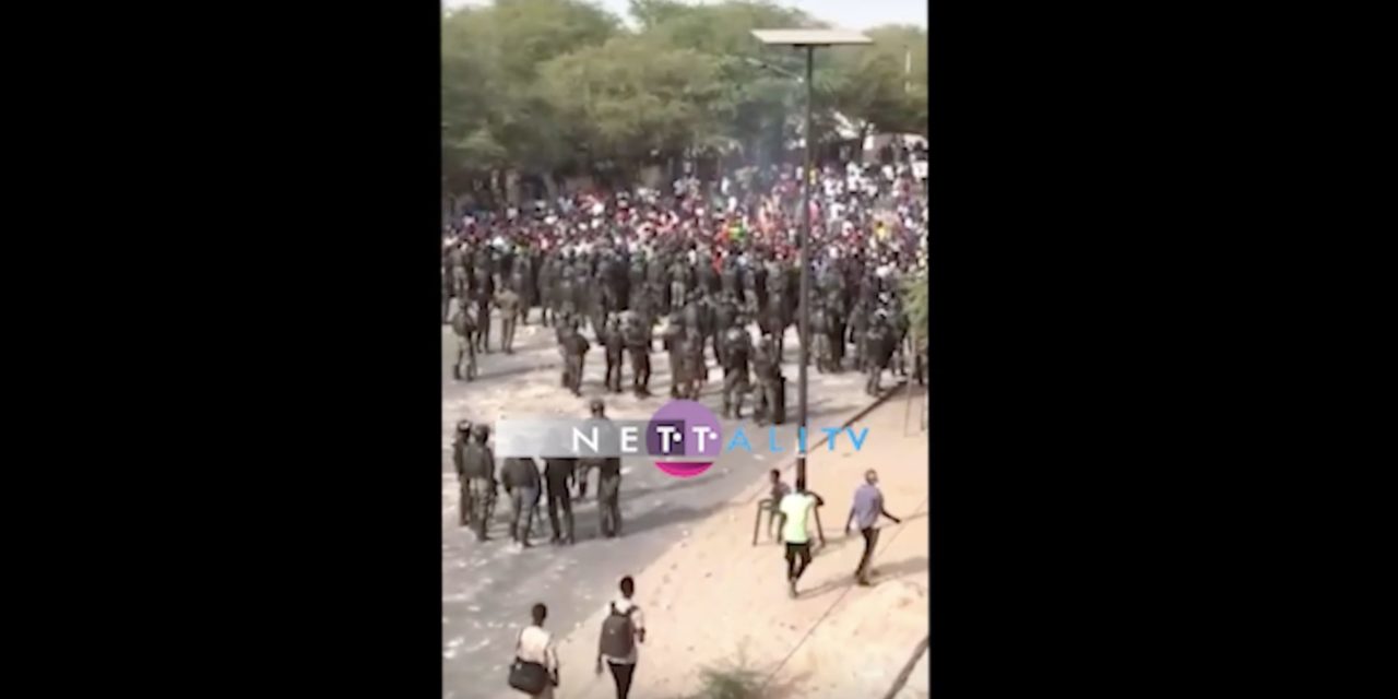 VIDEO - Face-à-face entre forces de l'ordre et étudiants