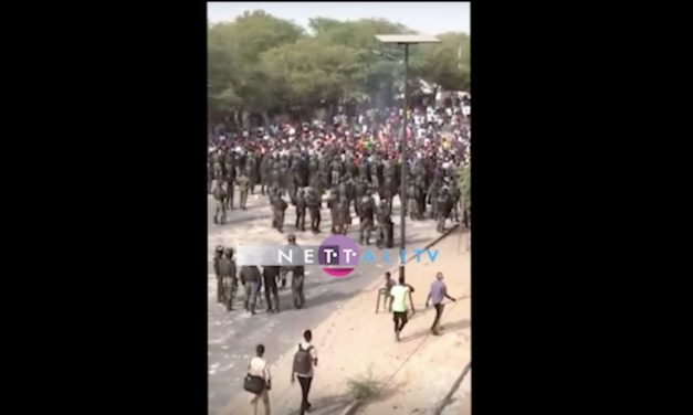 VIDEO - Face-à-face entre forces de l'ordre et étudiants