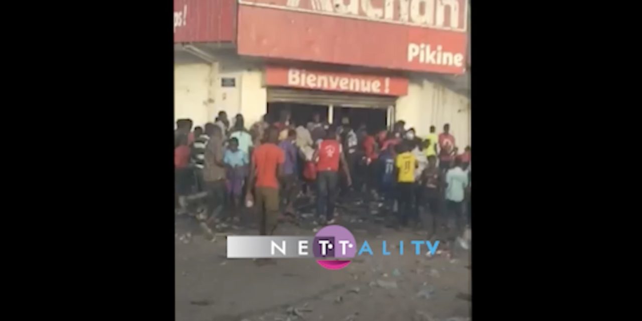 VIDEO - Les agences SONATEL Parcelles, SG Yoff en flammes, des magasins Auchan saccagés