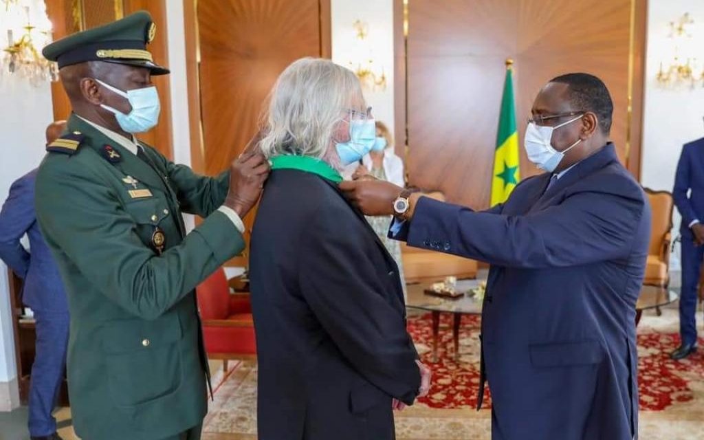 COMMANDEUR DANS L'ORDRE NATIONAL DU LION - Macky élève Didier Raoult