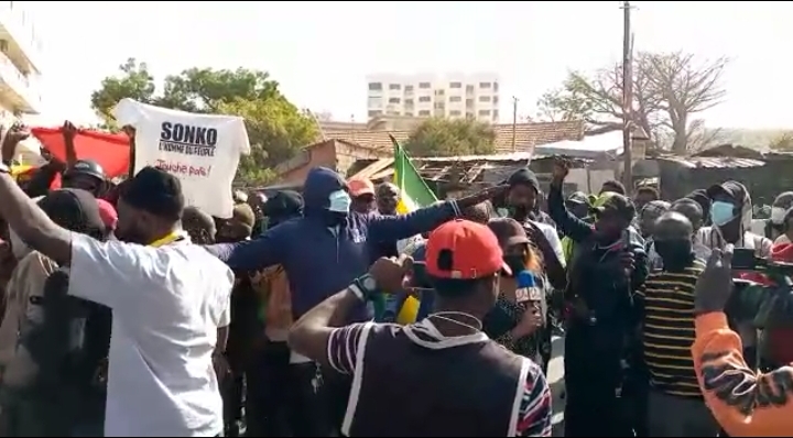 VIDEO - ARRESTATION DE SONKO - Le tribunal pris d'assaut par des jeunes