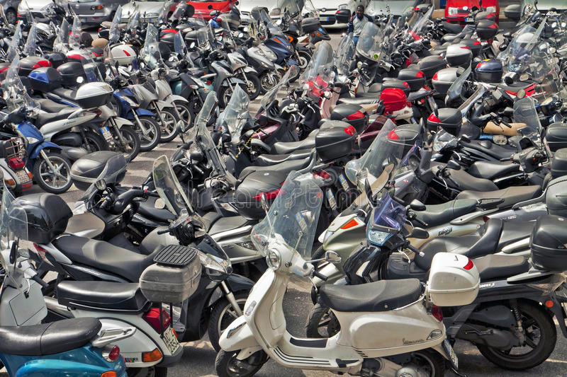 EN COULISSES - Circulation de motocyclettes et cyclomoteurs, interdite