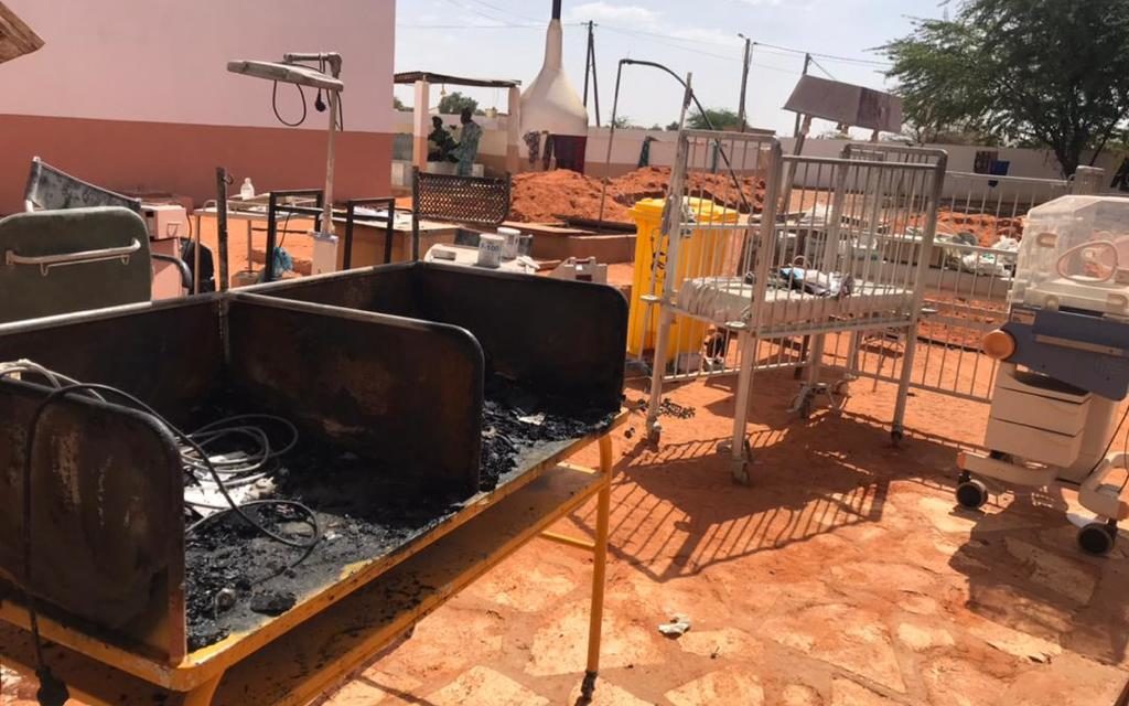 INCENDIE A L'HOPITAL MAGATTE LO - And Gueusseum vole au secours du personnel de santé